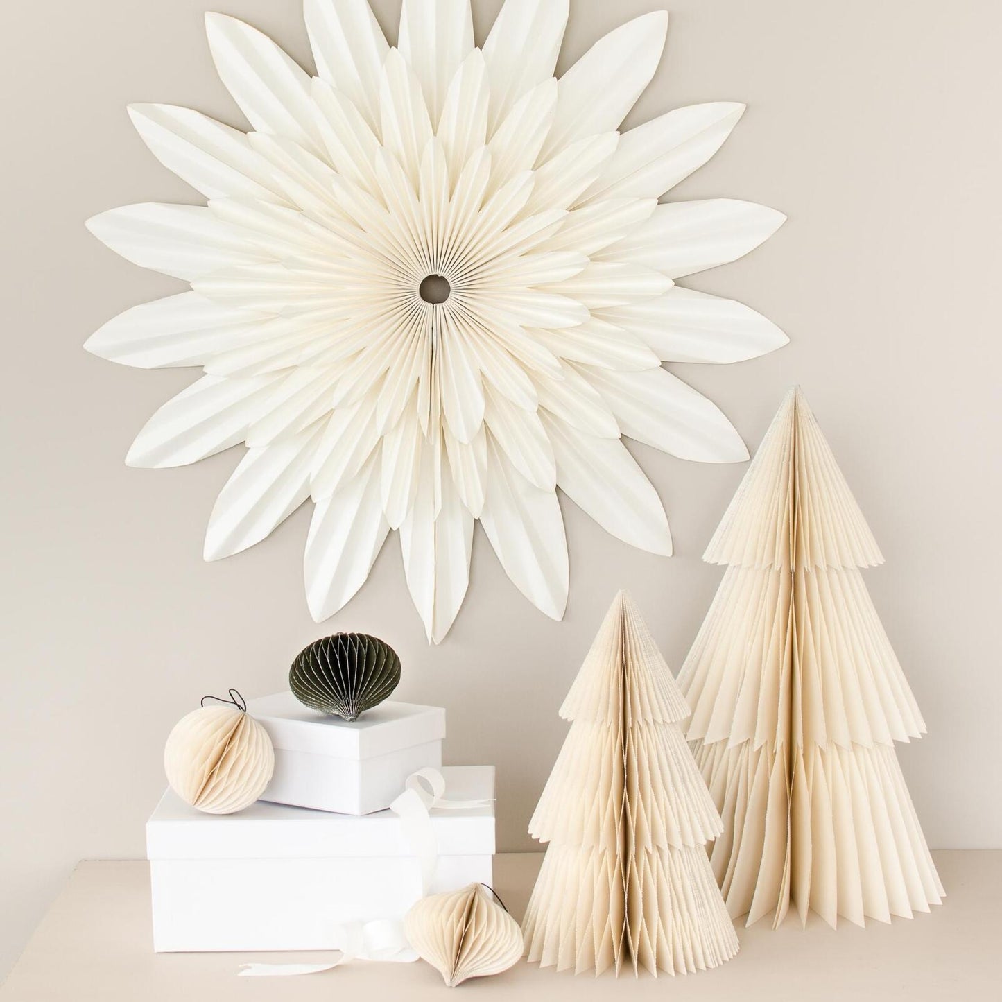 Deluxe Tree Standing Ornament Off-White